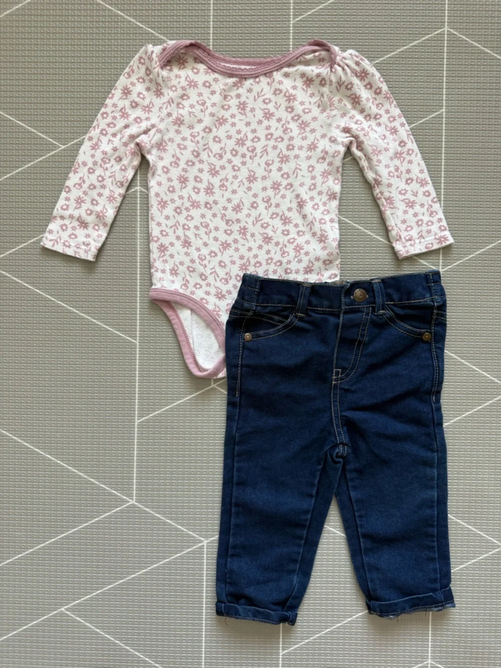 DKNY|Baby girl set,White & blush pink ditsy floral onesie & Dark Blue jeans•12M